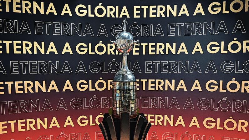 Taça Libertadores exposta no Rio de Janeiro antes da final (Foto: Pedro Cobalea/Lance!)