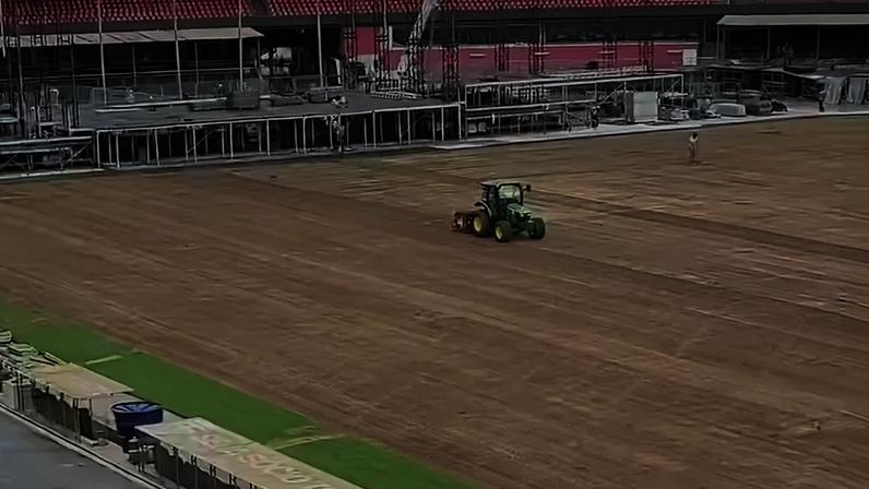 Morumbis começou processo de troca de gramado (Foto: Reprodução/ Instagram/ @andre_gandula_ofc)