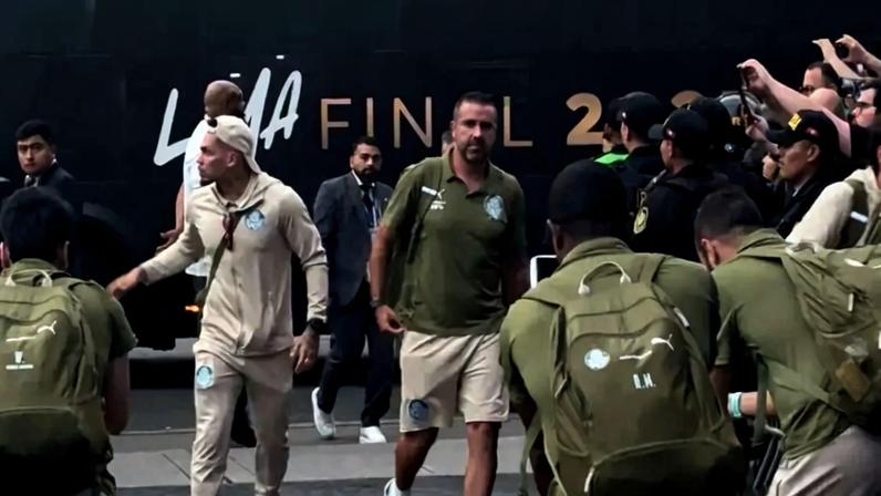 Palmeiras chega a Lima com elenco completo e festa da torcida
