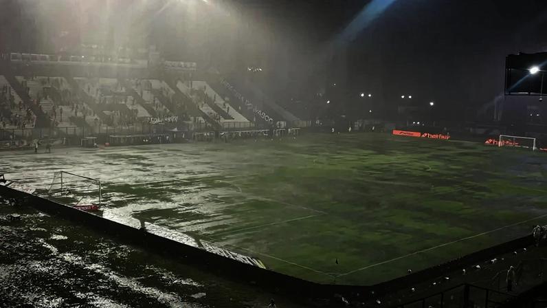 Gramado de São Januário durante a chuva (Foto: Pedro Cobalea/Lance!)