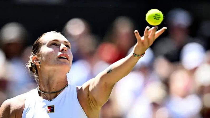 Aryna Sabalenka saca em jogo contra Laura Siegemund em Wimbledon (foto: Kirill KUDRYAVTSEV / AFP)
