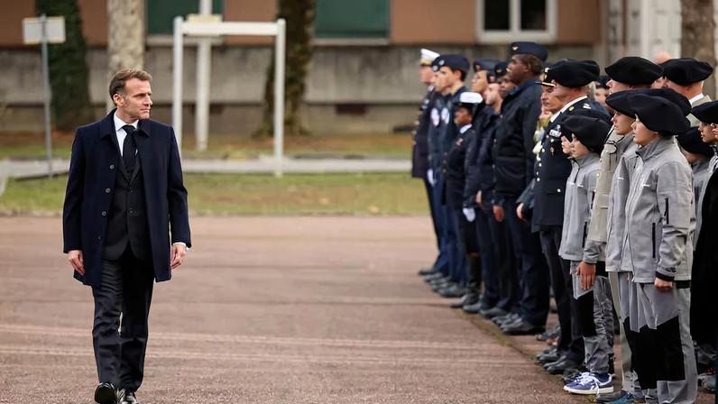 Macron reativa serviço militar diante da ameaça russa