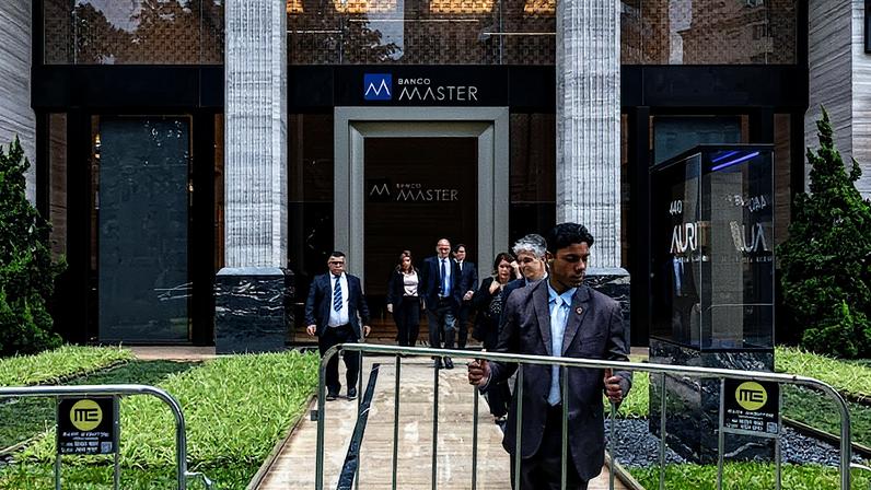 Ascensão do Banco Master e de Daniel Vorcaro estava na mira de autoridades | Funcionários do Banco Central deixam a sede do Banco Master na região da Faria Lima, em São Paulo, na manhã desta terça-feira (18) (Photographer: Victor Moriyama/Bl/Victor Moriyama)