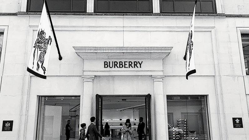 Burberry registra lucro com avanço das vendas na China sob plano do retomada de CEO | Ações da companhia subiram 28% no acumulado do ano