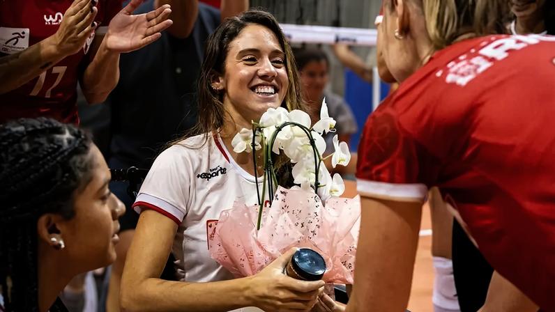 Julia Azevedo é homenageada pelo Tijuca Tênis Clube (Foto: Thiago Mendes/Tijuca)