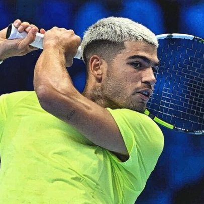 Alcaraz sofre no começo, deslancha e derrota De Minaur