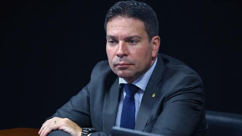 Deputado condenado a 16 anos de prisão é considerado foragido após sair do país sem comunicar a Justiça. (Foto: Vinícius Loures/Câmara dos Deputados)