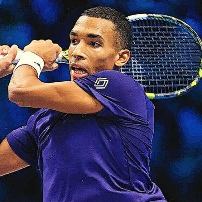 Aliassime elimina Zverev e enfrenta Alcaraz na semifinal