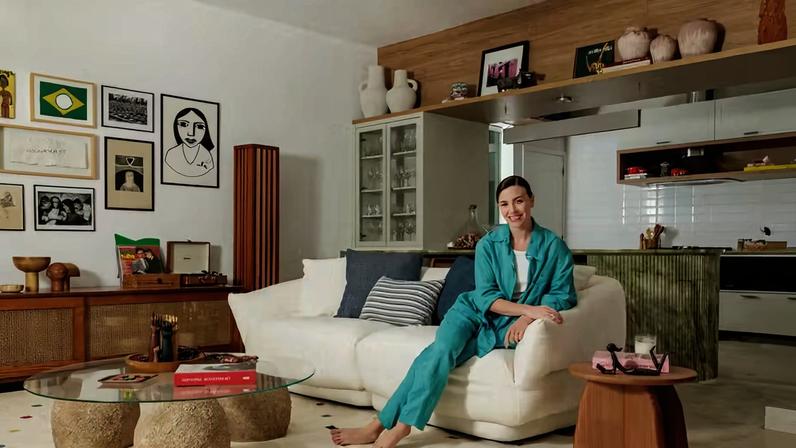 RETRATO | A atriz Alice Wegmann está na sala de estar, a qual é integrada com a cozinha. Produção da Loggia Mobili