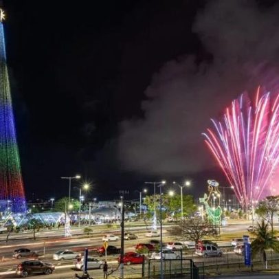 Árvore de 110 metros é acesa em Natal e inicia a programação natalina de 2025