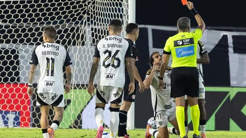 Igor Gomes recebeu cartão vermelho contra o Bragantino (Foto: Joisel Amaral / GazetaPress)