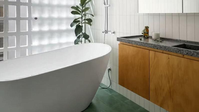 O ladrilho hidráulico traz um toque afetivo e vintage ao banheiro, além de ser resistente à umidade. Projeto do escritório CoDA Arquitetura