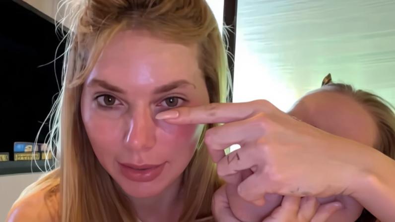 Virginia Fonseca machuca o olho ao brincar com a filha