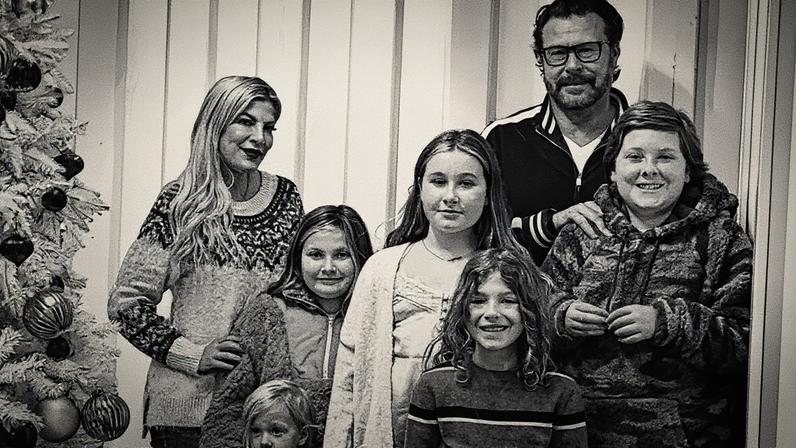 Tori Spelling com o ex-marido, Dean McDermott, e os filhos — Foto: Reprodução/Instagram