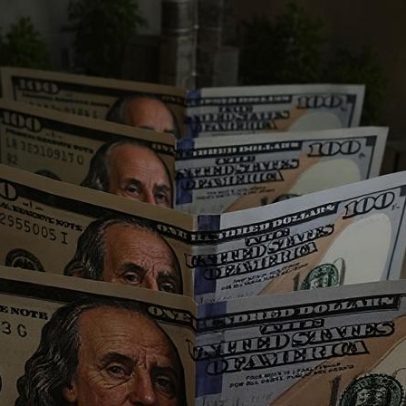Dólar sobe ante cautela fiscal e demanda sazonal
