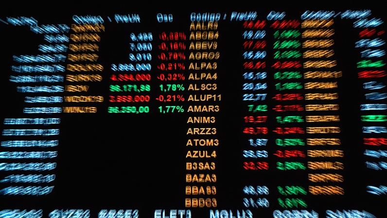 A bolsa de valores funciona em horários limitados, ao contrário do que ocorre no mundo cripto