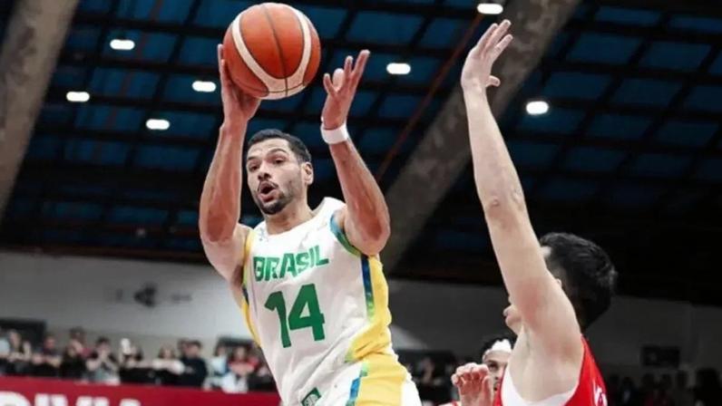 Brasil vence Chile na estreia da Copa do Mundo de basquete (Foto: Reprodução X)