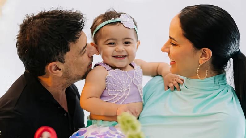 Graciele Lacerda mostra álbum do mesversário de Clara, filha de Zezé