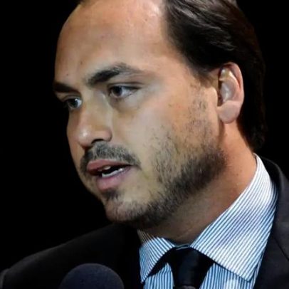 Carlos afirma haver ação orquestrada para afetar emocionalmente Bolsonaro