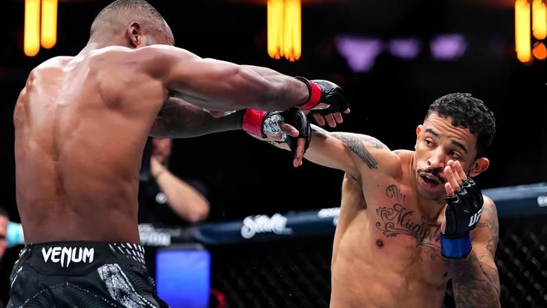 Carlos Prates nocauteia Leon Edwards no UFC 322 (Foto: Reprodução/UFC)