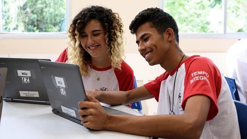 Descubra como escolas brasileiras integram educação digital, IA e letramento midiático ao currículo - Foto: ES Brasil