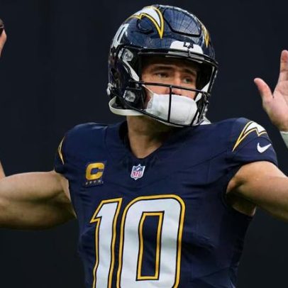 Herbert sai do jogo com lesão na mão esquerda contra Raiders