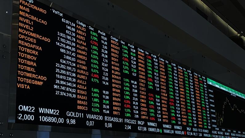 Previsões do IPCA caem pela terceira semana seguida, enquanto Selic se mantém estável com projeções de queda futura
