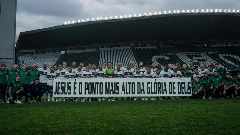 A comemoração da equipe logo após o apito final chamou atenção do público - Foto: Reprodução/Instagram