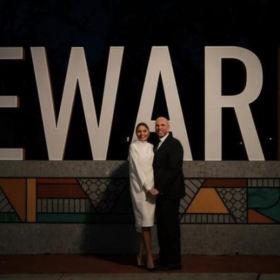 Senador Cory Booker contrai casamento com Alexis Lewis após noivado de três meses