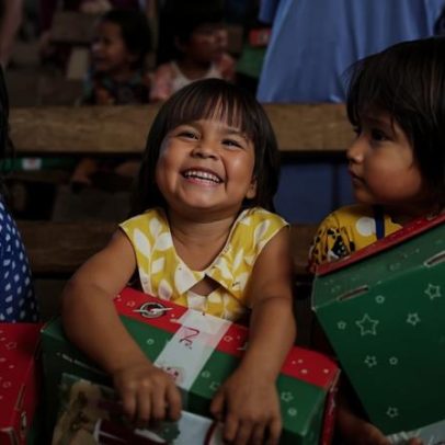 Instituição cristã planeja enviar 13 milhões de caixas de presentes neste Natal