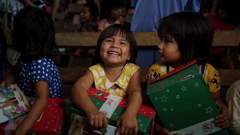 A Operação Christmas Child envolve cerca de 300 mil voluntários e alcança menores que vivem em regiões isoladas — de florestas densas e favelas a vilarejos remotos - Foto: Facebook/Samaritan's Purse