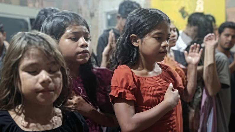 Crianças indígenas em momento de intimidade com o Senhor – Foto: Divulgação