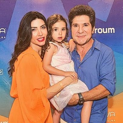 Cantor Daniel e esposa posam com filha caçula em navio de Chitãozinho e Xororó