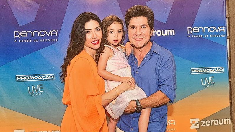 Daniel e Aline de Pádua com a filha caçula, Olívia — Foto: Natalia Rampinelli/ Agnews