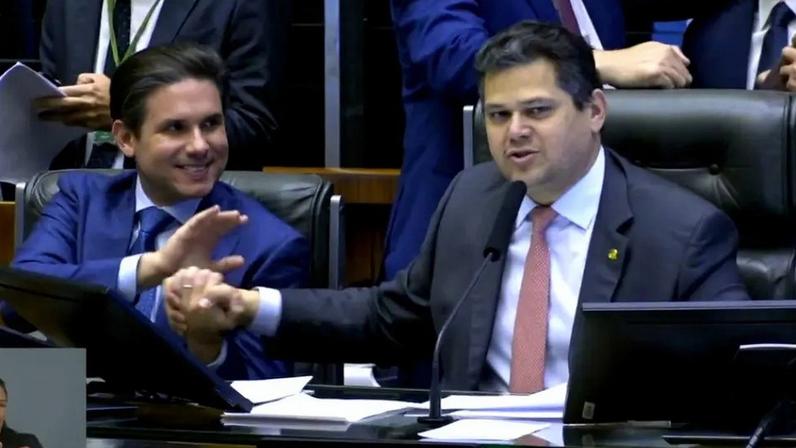 O presidente da Câmara, Hugo Motta, se juntou ao do Senado, Davi Alcolumbre, pouco antes da votação dos vetos. (Foto: reprodução/Youtube TV Senado)