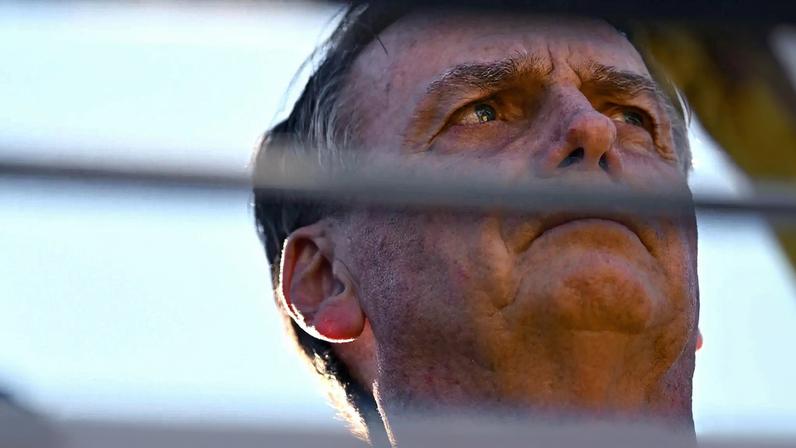 Defesa cita sequelas da facada, problemas cardíacos e pulmonares e risco de mal súbito para justificar permanência de Bolsonaro em casa. (Foto: EFE/Andre Borges)