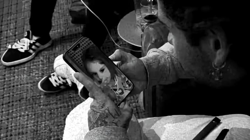 Zé Felipe faz chamada de vídeo com Maria Flor antes de viagem a Angola