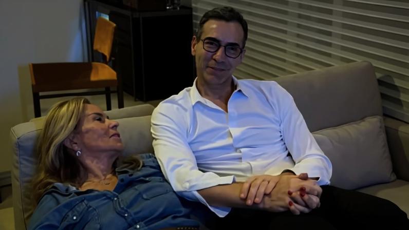 De mãos dadas com a sogra, César Tralli se emociona ao lembrar da mãe — Foto: Reprodução/Instagram