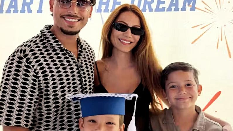 Jonathan Couto ao lado de Sarah Poncio e dos filhos — Foto: Reprodução/Instagram