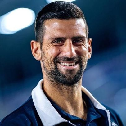 Djokovic visita Fórmula 1 no Qatar e faz aula de ioga na pista