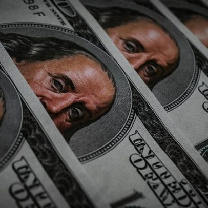 Dólar se impõe sobre fim do tarifaço e DI sobe