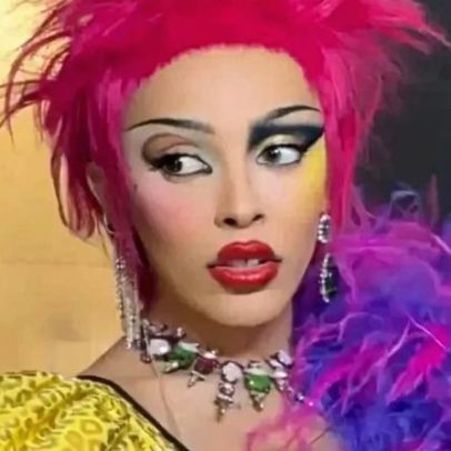 Doja Cat imita Cyndi Lauper em peruca rosa durante show Tour Ma Vie