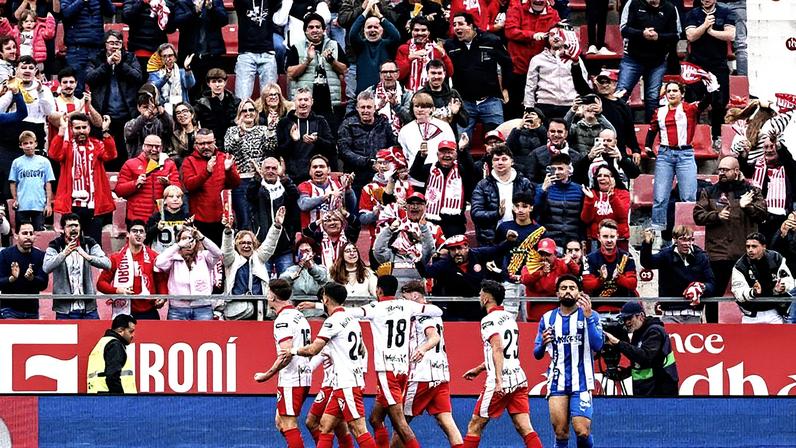 Adeptos e jogadores do Girona celebram o golo de Viktor Tsygankov frente ao Alavés - Foto: IMAGO