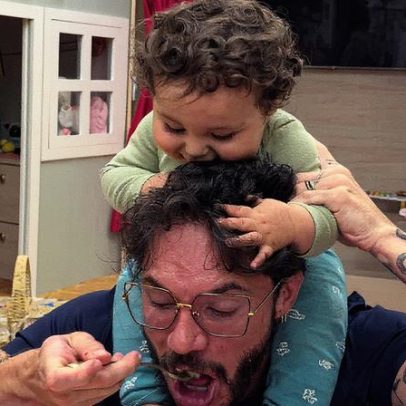 Eliezer enfrenta aperto ao almoçar enquanto cuida dos filhos Lua e Ravi