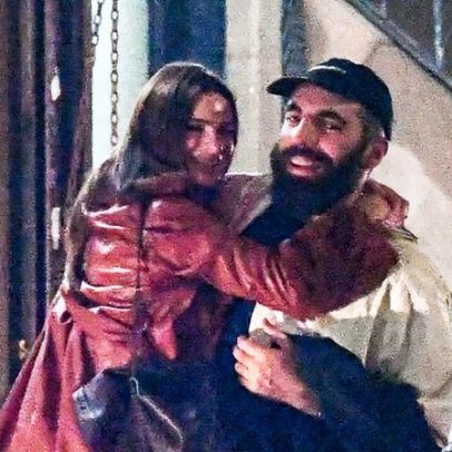 Emily Ratajkowski e diretor ex de Dua Lipa confirmam romance com beijo intenso