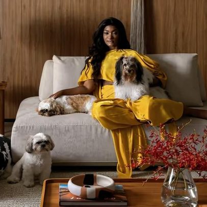 Erika Januza mostra a decoração da casa no RJ onde vive com quatro cachorros
