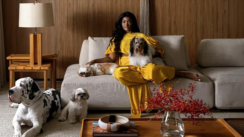 RETRATO | Na sala, Erika Januza está ao lado dos seus quatro cachorros: a dogue alemã Luna (no chão), os shih tzus Neném e Uilli Nelson, e Preta Maria (no colo), sem raça definida