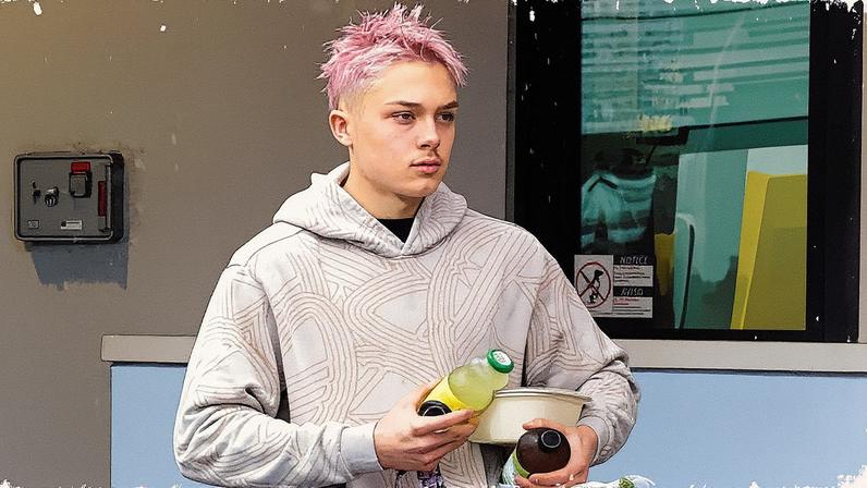 Angelina Jolie’s son, Knox, debuted his new, bold, pink hair — a nod to his mom’s iconic 1998 hairdo. SL, Terma / BACKGRID