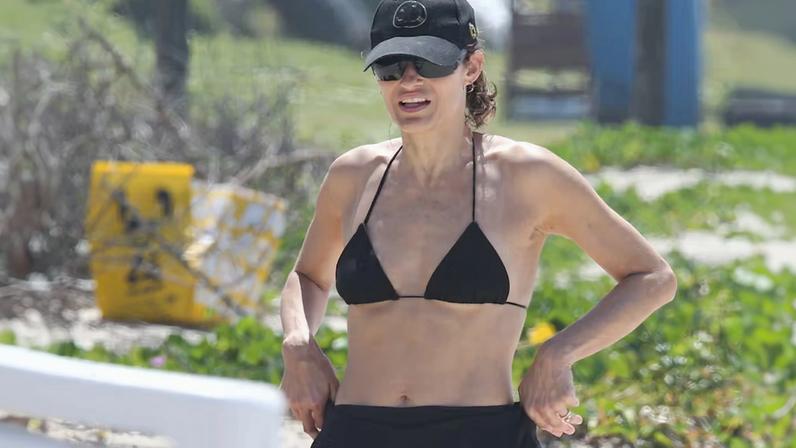 Fernanda Tavares na praia da Barra da Tijuca — Foto: AgNews/Dilson Silva