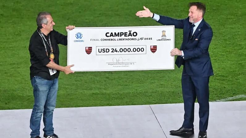 Presidente do Flamengo, Bap (à esq.), recebe o prêmio de campeão das mãos do presidente da Conmebol, Alejandro Domínguez (à dir.) (Foto: Connie France/AFP)